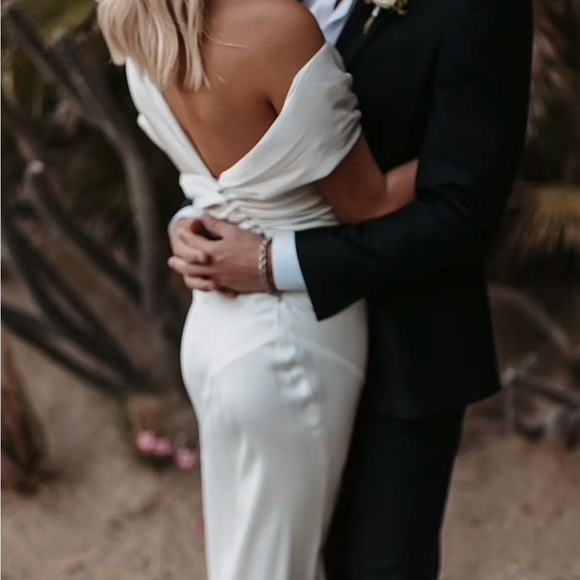 🎄CYBER MONDAY SALE🎄Cortana Rouge Dress - Picture 3 of 4